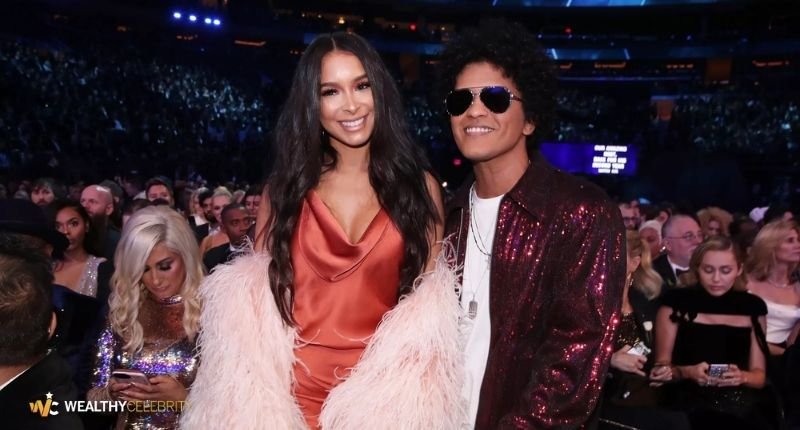 Bruno Mars with wife image
