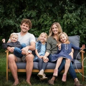 Amy Askren with her children and husband January 2023